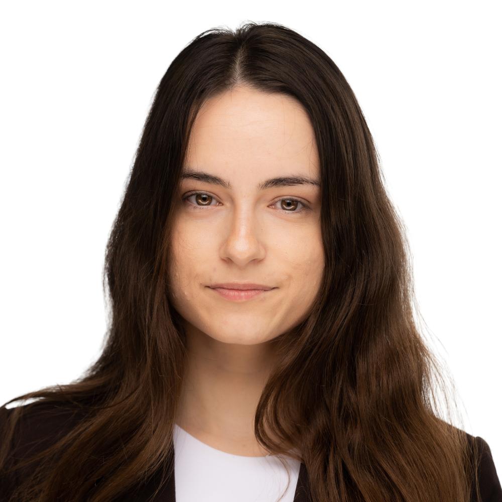 Ioana Panait Head Shot - Senior Research Analyst